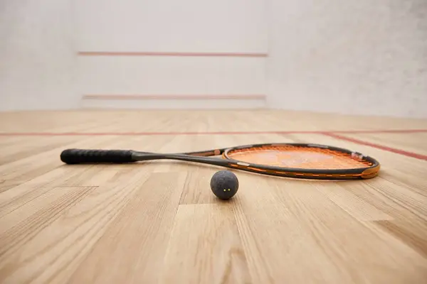 Bola e raquete no chão dentro do campo de squash interior, motivação e conceito de determinação — Fotografia de Stock