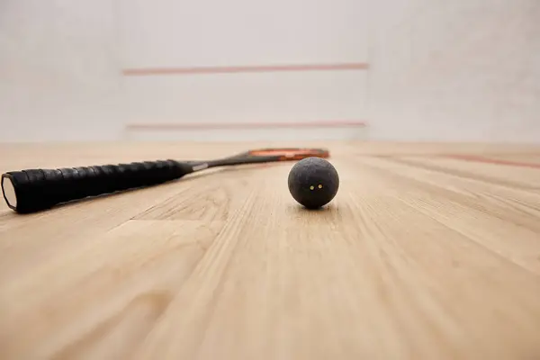 Bola e raquete dentro da quadra de squash com paredes brancas, conceito de motivação e determinação — Fotografia de Stock