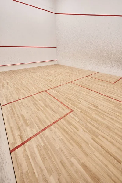 Moderna sala de tribunal de squash com paredes brancas e piso polido, motivação e conceito de determinação — Fotografia de Stock