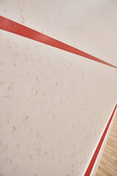 Moderner Squash-Gerichtssaal mit weißen Wänden und rotem Streifen, Motivations- und Entschlossenheitskonzept — Stockfoto