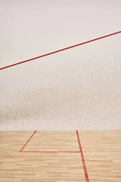 Campo de squash espaçoso e moderno com paredes brancas e piso polido, motivação e determinação — Fotografia de Stock