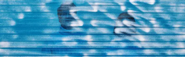 Coppia in abito caldo dietro lenzuolo di plastica blu congelato in studio, concetto invernale, banner orizzontale — Foto stock