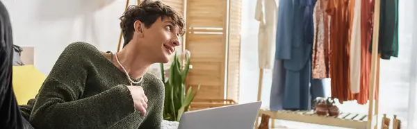 Blogger transgender felice e riccio utilizzando il computer portatile in camera da letto a casa, banner influencer social media — Foto stock