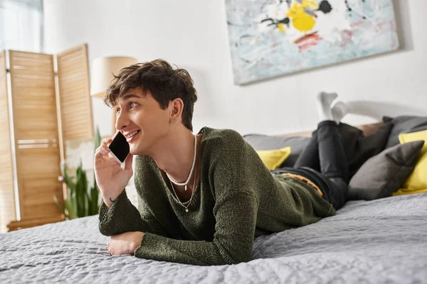 Feliz encaracolado transgênero pessoa em traje casual falando no smartphone no quarto, telefonema — Fotografia de Stock