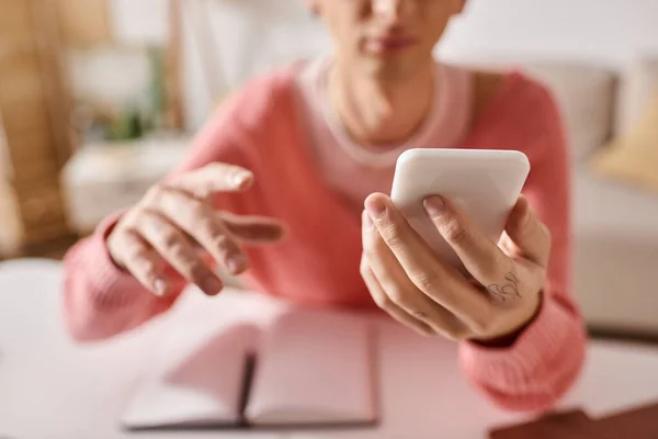 Foco no smartphone, freelancer com tatuagem na mão usando smartphone, influenciador de mídia social — Fotografia de Stock