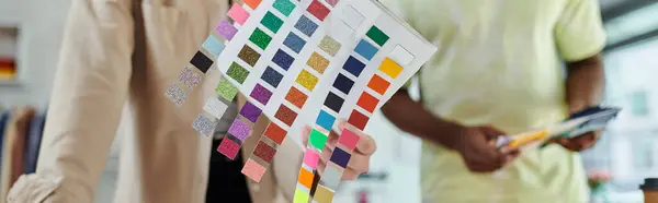 Foco seletivo de amostras de cores perto de designers inter-raciais cortados em estúdio de impressão, banner — Fotografia de Stock