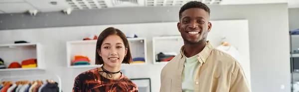Porträt erfolgreicher multiethnischer Unternehmer, die im Textildruckstudio in die Kamera lächeln, Banner — Stockfoto
