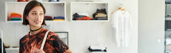 Junge und erfolgreiche asiatische Modedesignerin lächelt im Textildruckatelier, horizontales Banner — Stockfoto