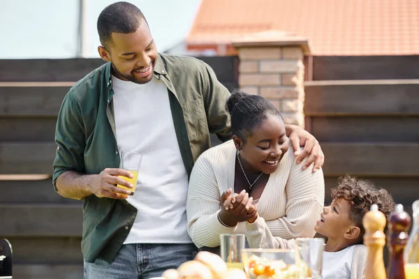 Портрет щасливих афроамериканських батьків і сина, що мають сімейну вечірку на задньому дворі будинку — стокове фото