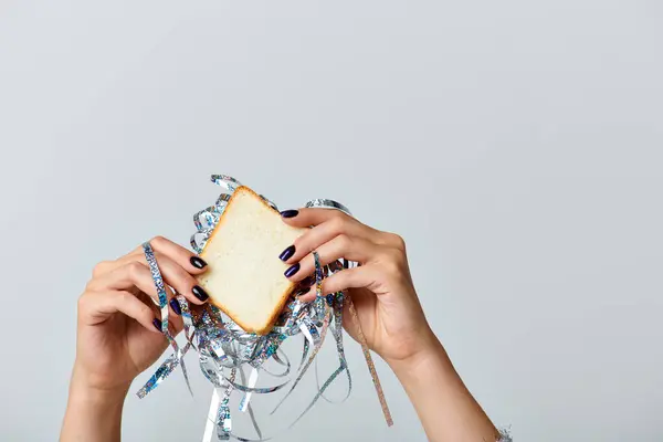 Vue partielle de femme tenant sandwich avec moule sur fond gris, concept Bonne année — Photo de stock