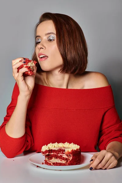 Bella donna in abito rosso che tiene pezzo di torta bento su sfondo grigio, Buon compleanno — Foto stock