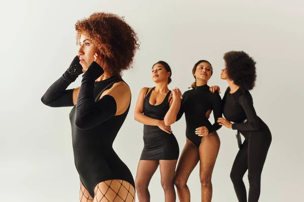 Attraenti donne afro-americane sexy in body neri eleganti in posa insieme, concetto di moda — Foto stock