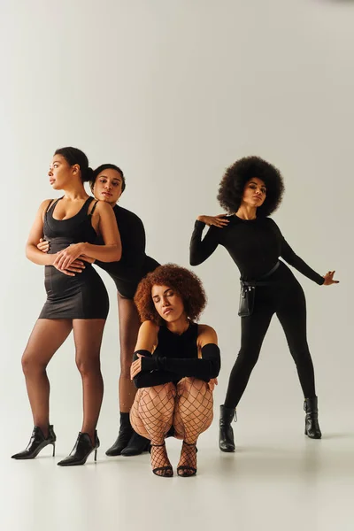 Belle amiche afro-americane in posa insieme in abiti neri sexy, concetto di moda — Foto stock