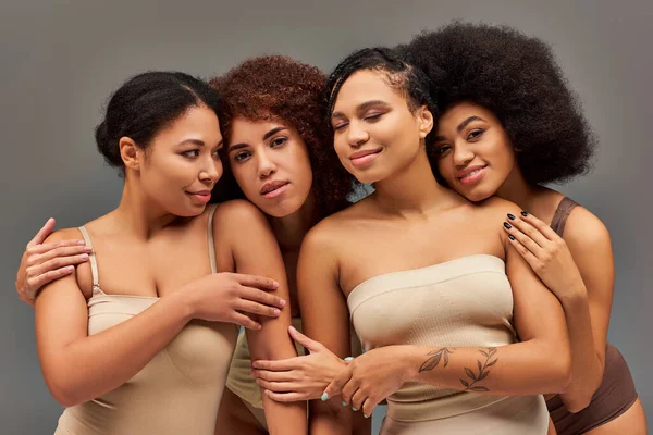 Hermosas mujeres afroamericanas alegres en ropa interior que tienen gran tiempo juntos, concepto de moda - foto de stock