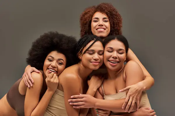 Hermosas mujeres afroamericanas alegres en ropa interior que tienen gran tiempo juntos, concepto de moda - foto de stock