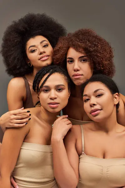 Atraentes jovens mulheres africanas americanas em roupa interior pastel olhando para a câmera, conceito de moda — Fotografia de Stock
