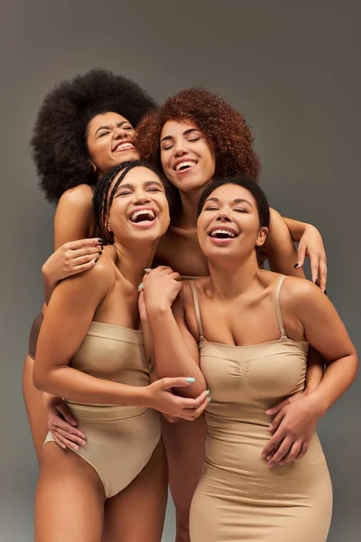 Attrayant heureux afro-américains femmes dans des sous-vêtements confortables ayant beaucoup de temps ensemble, de la mode — Photo de stock