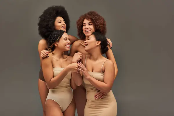 Ansprechende fröhliche afrikanisch-amerikanische Frauen in bequemer Unterwäsche, die viel Spaß miteinander haben, Mode — Stockfoto