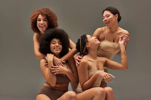 Привлекательные счастливые африканские американские женщины в удобном нижнем белье, имеющие большое время вместе, мода — стоковое фото