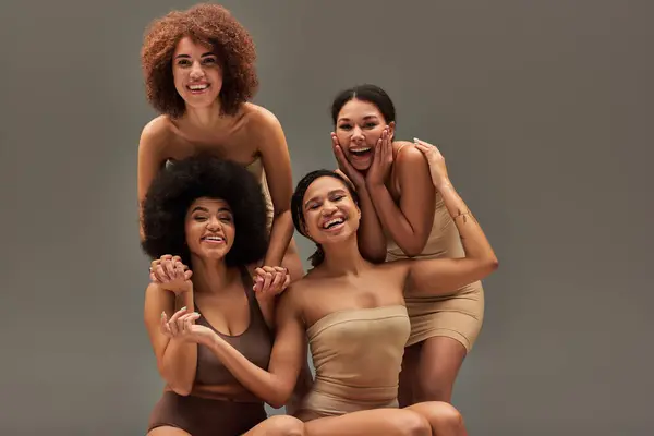 Привлекательные счастливые африканские американские женщины в удобном нижнем белье, имеющие большое время вместе, мода — стоковое фото