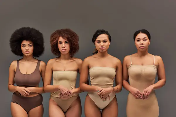 Atractivo jóvenes afroamericanos mujeres en ropa interior pastel mirando a la cámara, concepto de moda - foto de stock