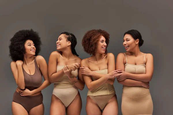 Ansprechende fröhliche afrikanisch-amerikanische Frauen in bequemer Unterwäsche, die viel Spaß miteinander haben, Mode — Stockfoto