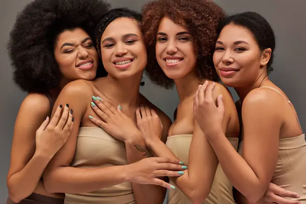 Attrayant heureux afro-américains femmes dans des sous-vêtements confortables ayant beaucoup de temps ensemble, de la mode — Photo de stock