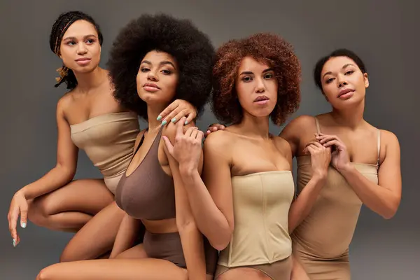 Attraktive junge afrikanisch-amerikanische Frauen in pastellfarbener Unterwäsche vor der Kamera, Modekonzept — Stockfoto