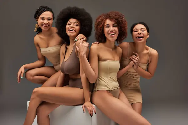 Apelando mulheres americanas africanas felizes em roupa interior confortável tendo grande momento juntos, moda — Fotografia de Stock