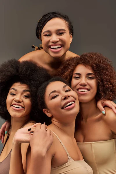Atractivas mujeres afroamericanas felices en ropa interior cómoda pasar un buen rato juntos, moda - foto de stock