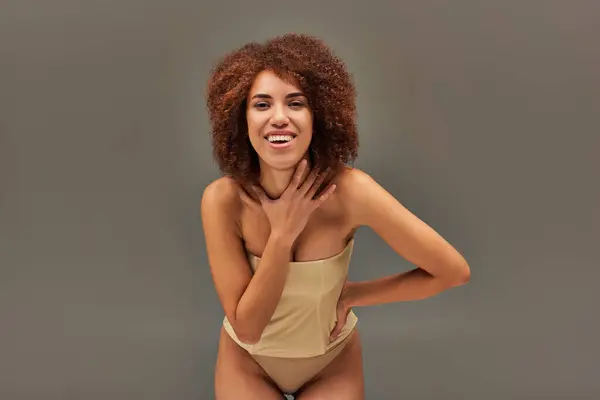 Glücklich attraktive afrikanisch-amerikanische Frau in pastellfarbener Unterwäsche fröhlich lächelnd, Modekonzept — Stockfoto