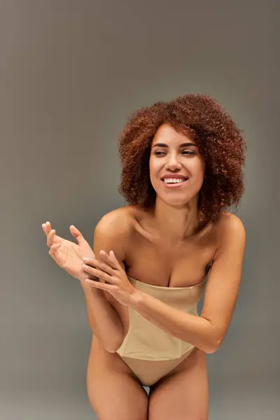 Feliz mulher americana africana atraente em roupa interior pastel sorrindo alegremente, conceito de moda — Fotografia de Stock