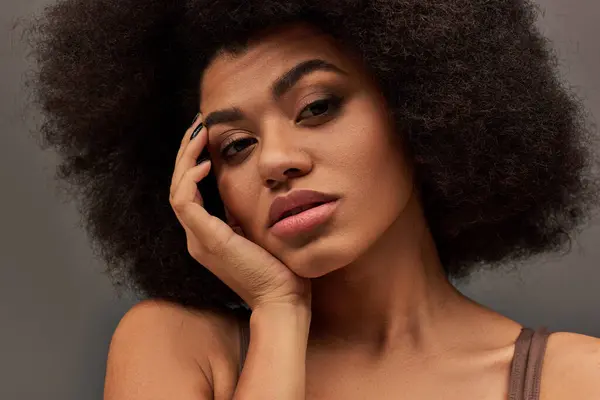 Jovem mulher afro-americana em roupa interior pastel com esmalte preto posando de forma fascinante, moda — Fotografia de Stock