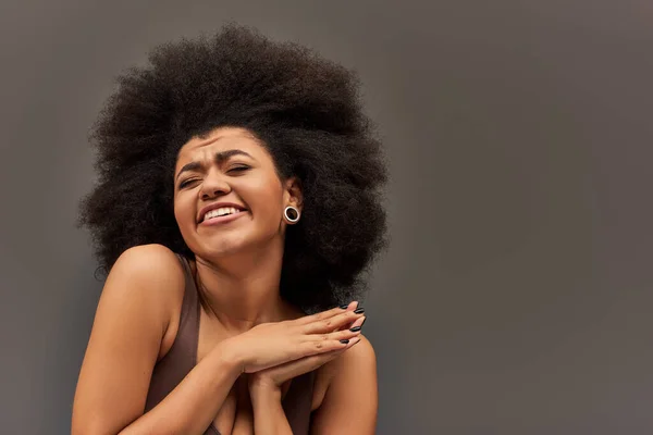 Весёлая африканская американская модель в пастельных трусах, счастливо улыбающаяся, концепция моды — стоковое фото