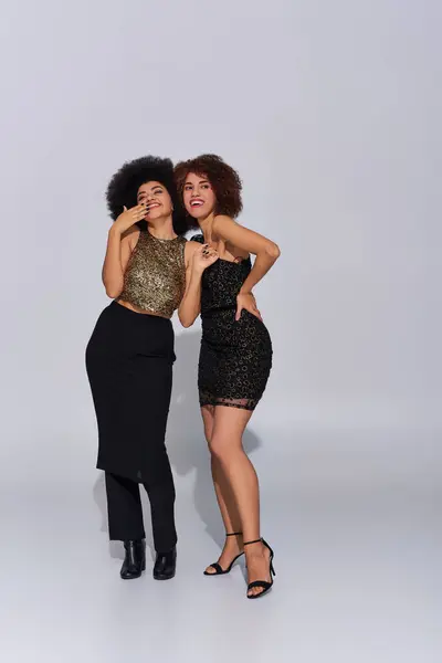 Dos hermosa africana americana amiga pasar tiempo juntos fiesta activamente, moda - foto de stock