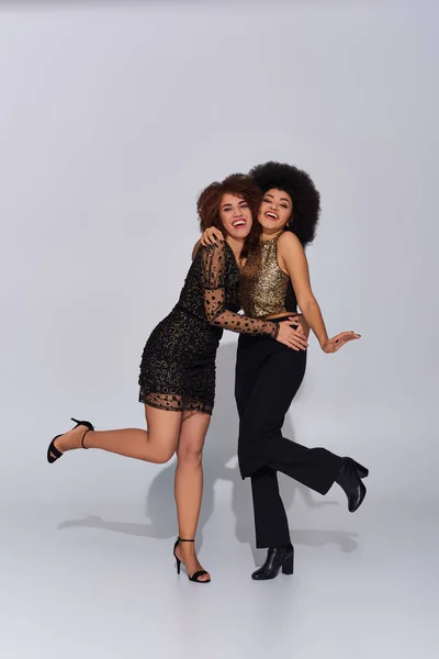 Zwei schöne afrikanisch-amerikanische Freundin verbringen Zeit miteinander feiern aktiv, Mode — Stockfoto