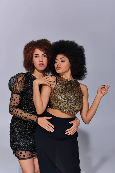 Due belle amiche afro-americane che trascorrono del tempo insieme festeggiando attivamente, moda — Foto stock