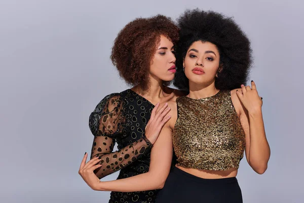 Dos hermosa africana americana amiga pasar tiempo juntos fiesta activamente, moda - foto de stock