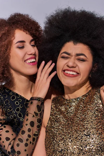 Retrato de belas mulheres afro-americanas posando juntas e olhando para a câmera, conceito de moda — Fotografia de Stock