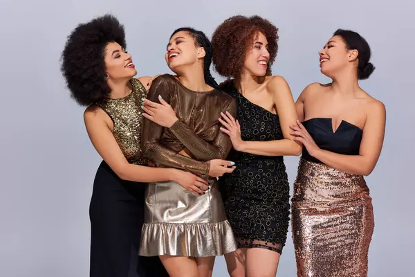 Cuatro mujeres afroamericanas atractivas en trajes de fiesta pasar tiempo juntos, concepto de moda - foto de stock