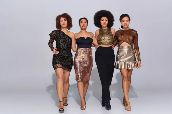 Cuatro mujeres afroamericanas atractivas en trajes de fiesta pasar tiempo juntos, concepto de moda - foto de stock