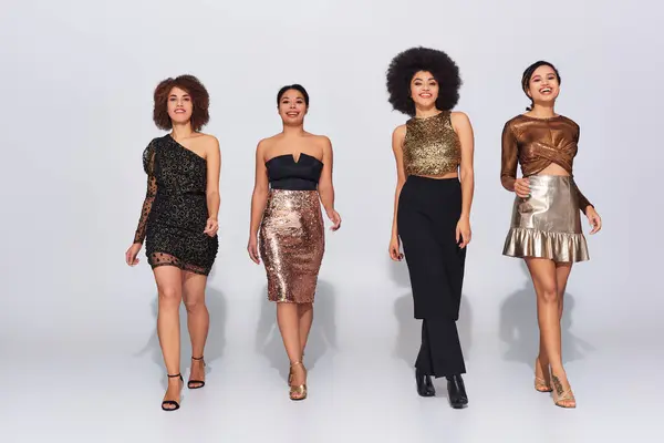 Cuatro mujeres afroamericanas atractivas en trajes de fiesta pasar tiempo juntos, concepto de moda - foto de stock