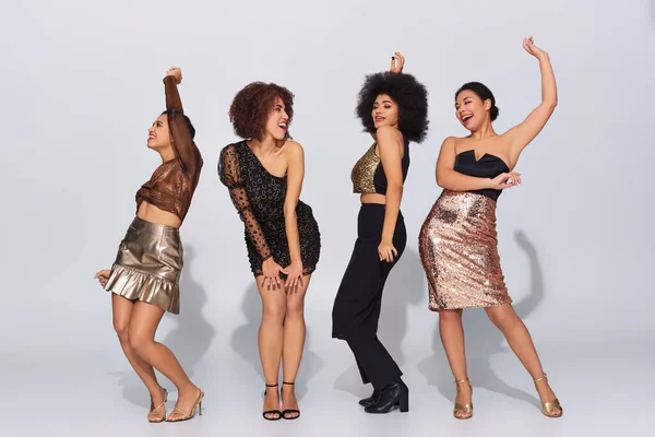 Quattro attraenti giovani amiche afro-americane che festeggiano in abiti festivi, concetto di moda — Foto stock