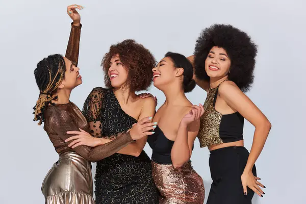 Quattro attraenti giovani amiche afro-americane che festeggiano in abiti festivi, concetto di moda — Foto stock