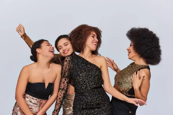 Cuatro atractivas jóvenes afroamericanas amigas festejando con trajes festivos, concepto de moda - foto de stock