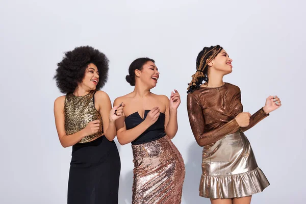 Fröhliche afrikanisch-amerikanische Frauen in festlicher Kleidung mit Pailletten feiern zusammen, Modekonzept — Stockfoto