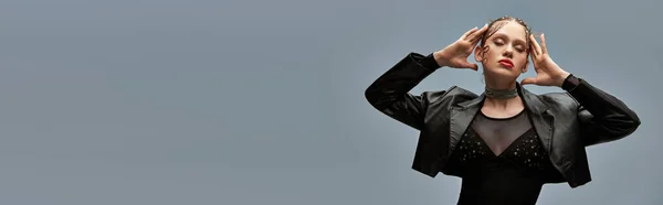 Mulher elegante com pérolas no cabelo posando em jaqueta de couro com top preto no fundo cinza, banner — Fotografia de Stock