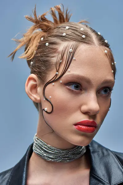 Retrato de jovem glamourosa com alfinetes de pérola no cabelo e lábios vermelhos posando em fundo cinza — Fotografia de Stock