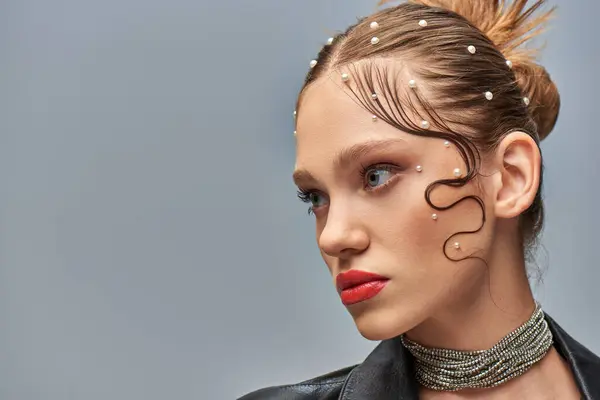 Portrait de jeune modèle glamour avec des épingles en perles dans les cheveux et les lèvres rouges posant sur fond gris — Photo de stock