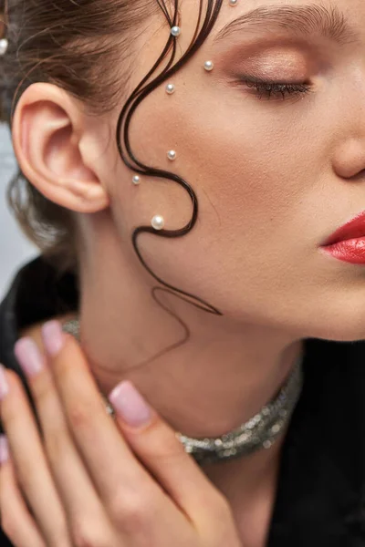 Jeune femme glamour recadrée avec des épingles de perles dans les cheveux et les lèvres rouges posant sur fond gris — Photo de stock